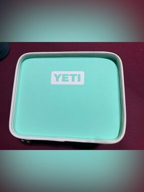 Yeti  NWOT Daytrip Lunchbox - Aquifer Blue
